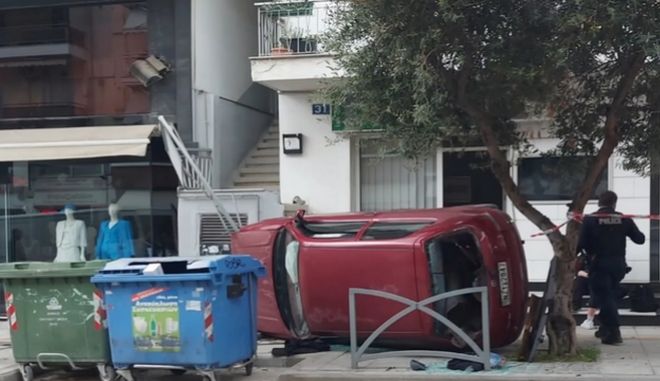 Περίεργο τροχαίο στη Θεσσαλονίκη: Αυτοκίνητο «καβάλησε» πεζοδρόμιο και έπεσε σε είσοδο πολυκατοικίας