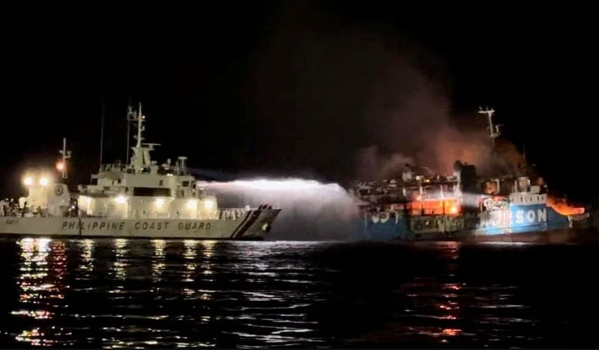 Τραγωδία στις Φιλιππίνες: Πυρκαγιά σε επιβατικό πλοίο - 10 νεκροί, διασώθηκαν 230 άτομα