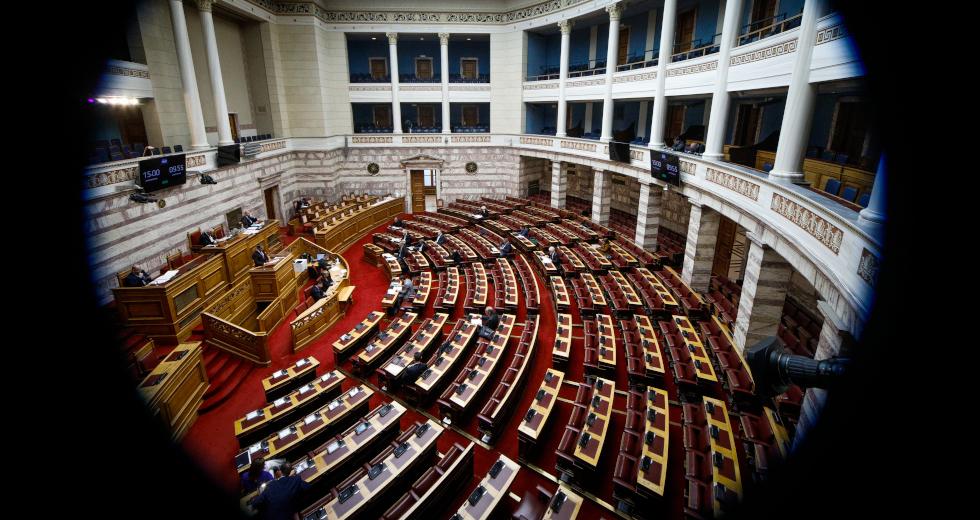 Βουλή: Με ευρεία πλειοψηφία τα μέτρα για τα Τέμπη, μόνη η Ν.Δ. για το ακαταδίωκτο