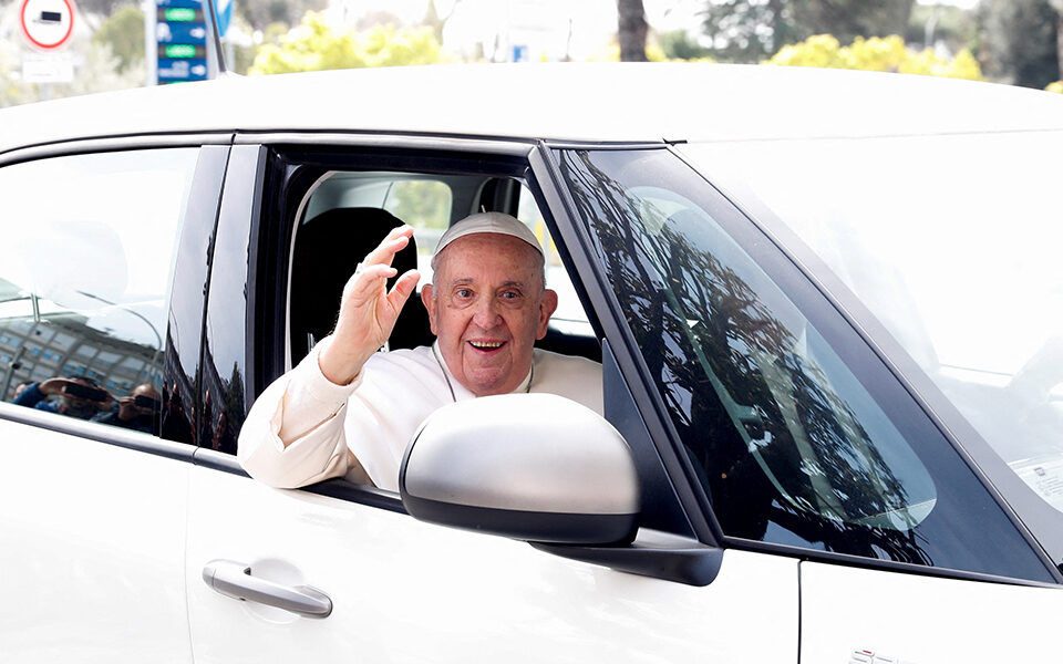 Πάπας Φραγκίσκος: «Είμαι ακόμη ζωντανός» -βγήκε από το νοσοκομείο