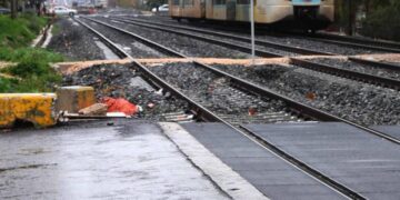 Ανήλικος έπεσε στις ράγες του προαστιακού στον Ταύρο - νοσηλεύεται διασωληνωμένος
