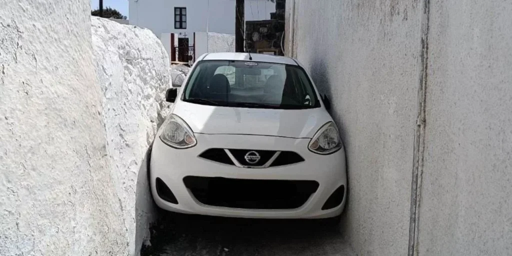 Σαντορίνη: Αυτοκίνητο σφήνωσε σε στενό δρομάκι στη Μεσαριά