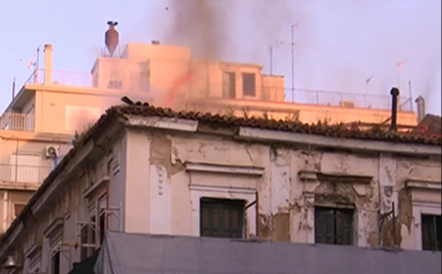 Κέντρο της Αθήνας τώρα: Φωτιά σε εγκαταλελειμμένο κτίριο