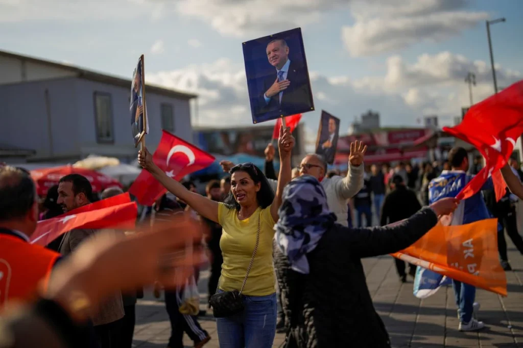 Εκλογές στην Τουρκία: Προβάδισμα Ερντογάν, προς νέο ρεκόρ συμμετοχής