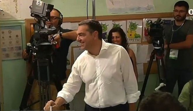 Ο Αλέξης Τσίπρας από το Περιστέρι, όπου ψήφισε: "Ισχυρός ΣΥΡΙΖΑ σήμερα σημαίνει ισχυρή κοινωνία αύριο"