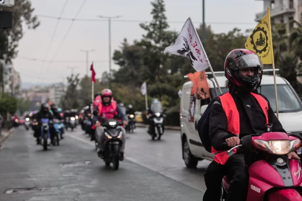 Φρικτός θάνατος διανομέα στη Θεσσαλονίκη - Σφήνωσε ανάμεσα σε δύο οχήματα