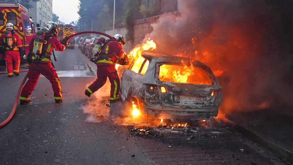 Γαλλία: 17χρονος σκοτώθηκε από σφαίρα αστυνομικού - Επεισόδια σε προάστια του Παρισιού