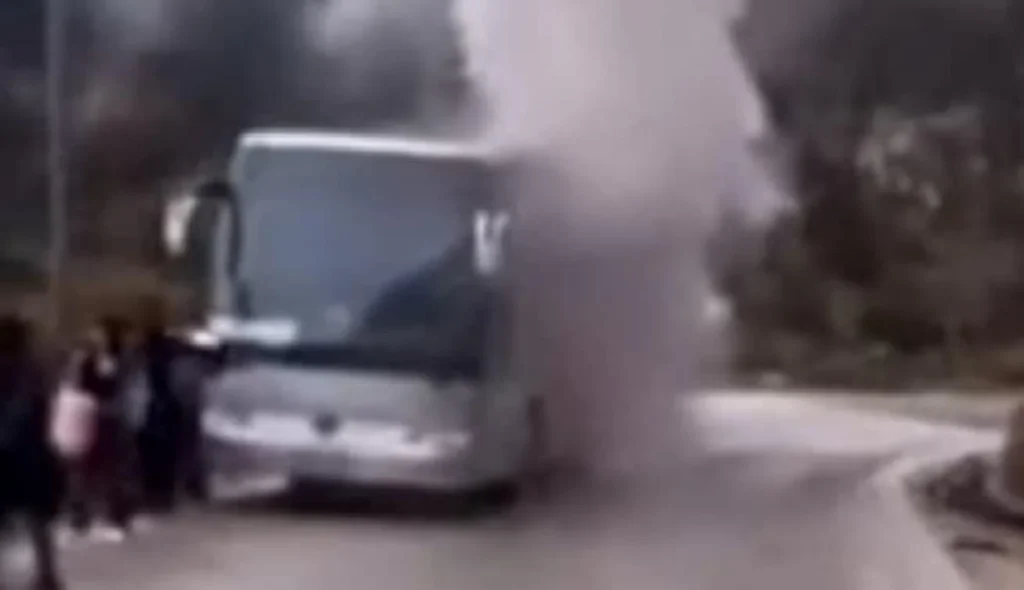 Φωτιά σε τουριστικό λεωφορείο στη Χιλιαδού Ευβοίας