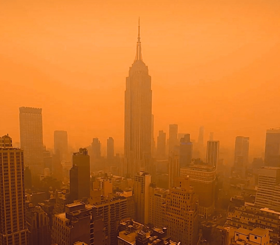 «Πνίγεται» η Νέα Υόρκη στον καπνό από τις δασικές πυρκαγιές του Καναδά