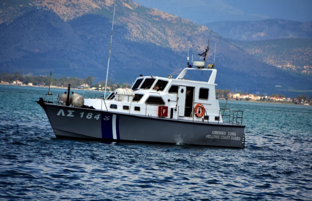 Σαλαμίνα: Εντοπίστηκε νεκρή γυναίκα σε παραλία