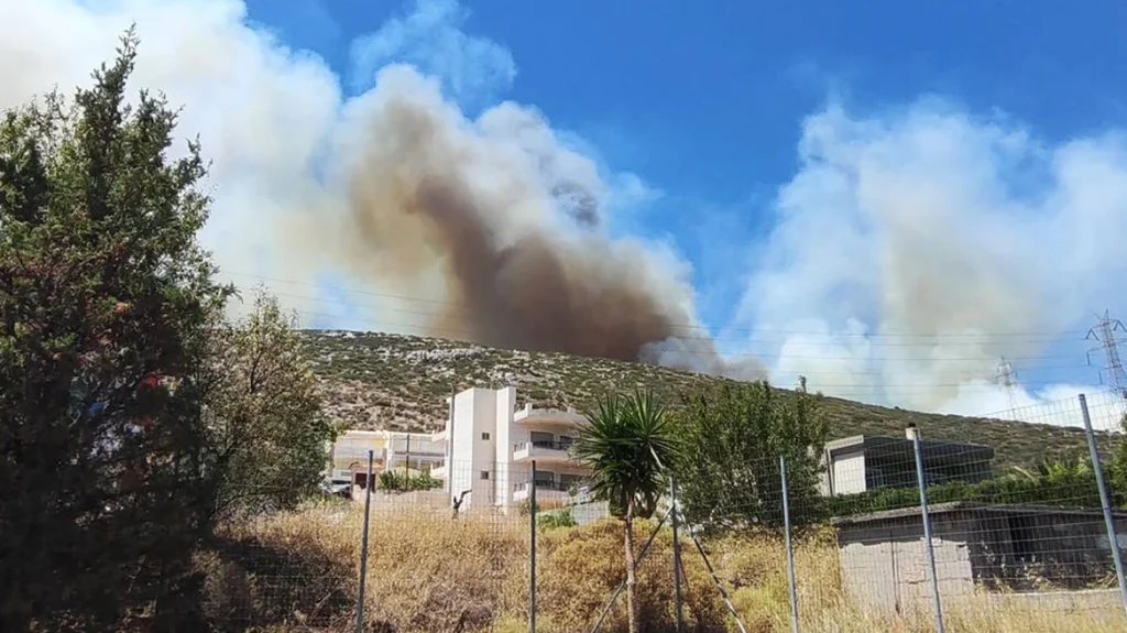 Κουβαράς Αττικής: Μεγάλη φωτιά κοντά σε σπίτια - εστάλη μήνυμα από το 112