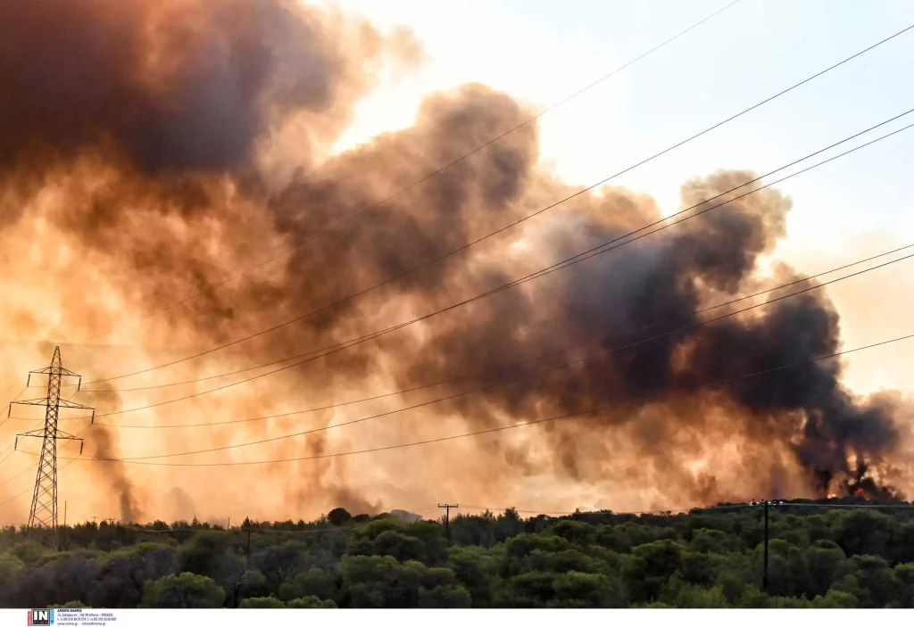 Πυρκαγιές σε Μάνδρα, Μέγαρα, Ρόδο και Λακωνία: Καλύτερη εικόνα στα περισσότερα μέτωπα, δυσκολότερη κατάσταση στην Ρόδο