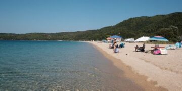 Αγοράκι 3 ετών στη Χαλκιδική κινδύνεψε να πνιγεί - Το έσωσε λουόμενος με ΚΑΡΠΑ