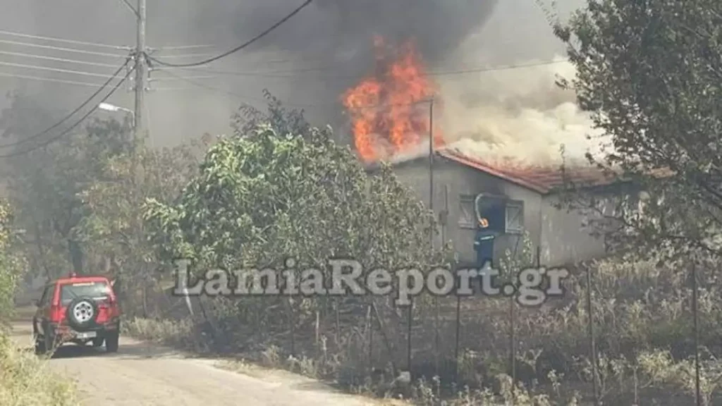 Φωτιά στη Λαμία: Απειλούνται σπίτια