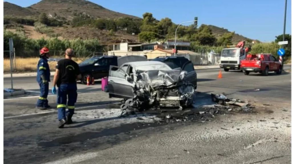 Λεωφόρος Λαυρίου: Φοβερό τροχαίο με έξι τραυματίες