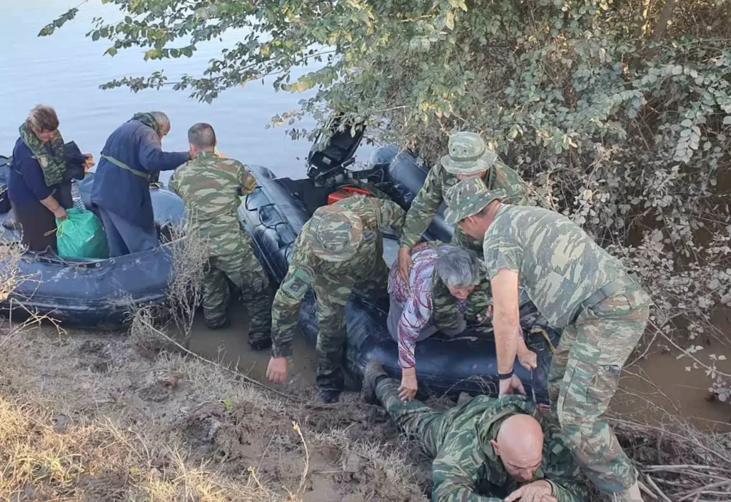 Θεσσαλία: Πεζοναύτης ξαπλώνει στις λάσπες για να μπορέσουν να περάσουν από πάνω του ηλικιωμένοι πλημμυροπαθείς