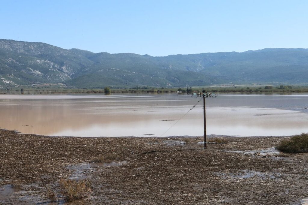 Θεσσαλία: Κίνδυνος για δεκάδες χωριά από την λίμνη Κάρλα που «φούσκωσε» επικίνδυνα