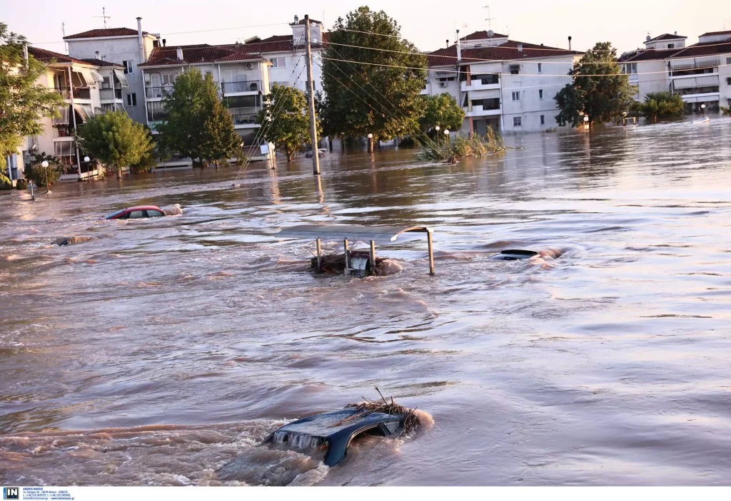 Λάρισα: Συνελήφθη άνδρας που έκανε για πλιάτσικο σε πλημμυρισμένη επιχείρηση