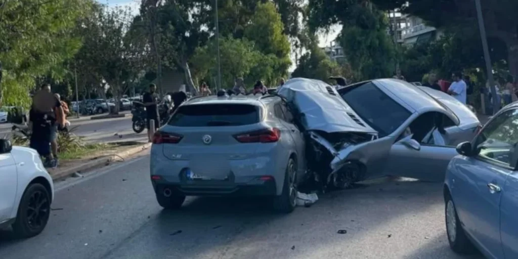 Γλυφάδα: Σφοδρό τροχαίο με ΙΧ, που μπήκε σε πάρκο και έπεσε σε τρία οχήματα