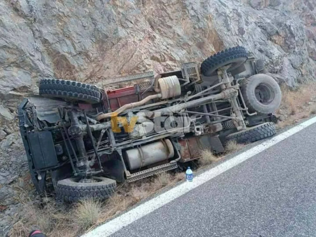 Ιτέα: Πυροσβεστικό έπεσε πάνω σε βράχια