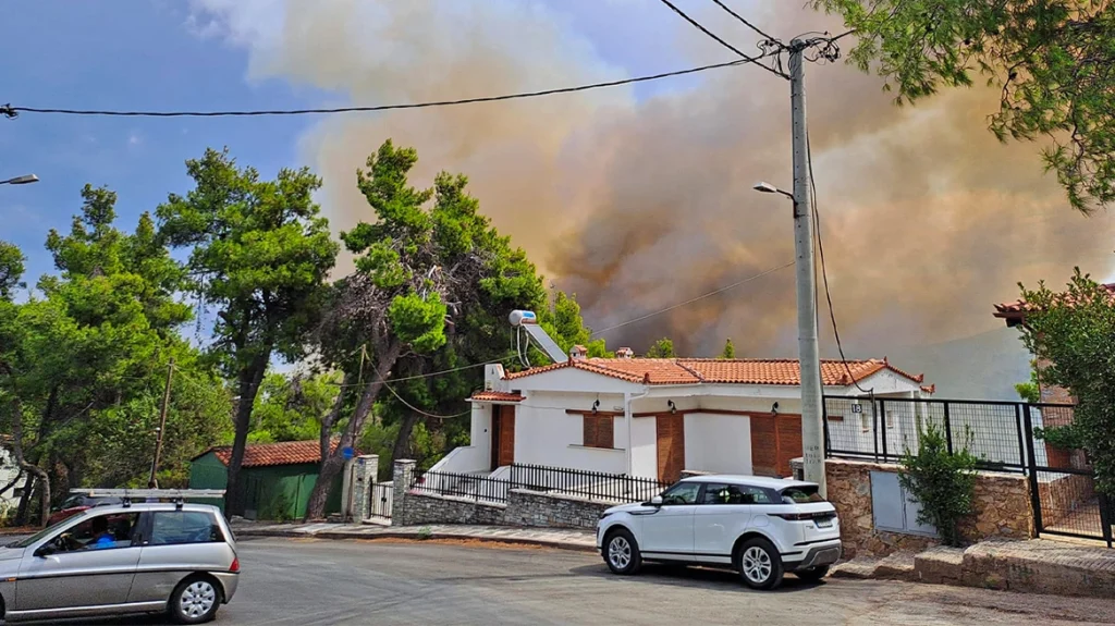 Φωτιά στην Σταμάτα Αττικής: Καίει σε δασική περιοχή κοντά σε σπίτια - Μήνυμα από το 112 στους κατοίκους