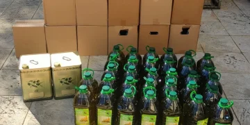 Χειροπέδες σε δύο άτομα πέρασαν οι αρχές σε περιοχή του δήμου Παιονίας, στο Κιλκίς, καθώς κατείχαν και διέθεταν προς πώληση 400 λίτρα λαδιού, αμφιβόλου γνησιότητας και προέλευσης, διαφημίζοντας ότι επρόκειτο περί «εξαιρετικά παρθένου ελαιόλαδου». Πρόκειται για έναν 44χρονο και μία 37χρονη (ημεδαποί), που κινούνταν με Ι.Χ. αυτοκίνητο, φορτωμένο με πλαστικά και μεταλλικά δοχεία λαδιού, για τα οποία δεν διέθεταν τα απαραίτητα παραστατικά και τιμολόγια αγοράς, όπως αναφέρεται σε ανακοίνωση της ΕΛ.ΑΣ. Διαφήμιζαν, μάλιστα, ως «εξαιρετικά παρθένο ελαιόλαδο» το προϊόν τους, όπως προκύπτει από φωτογραφίες που έδωσε στη δημοσιότητα η ΕΛ.ΑΣ.