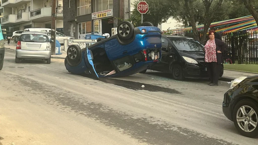 Θεσσαλονίκη: Σύγκρουση αυτοκινήτων- Το ένα τούμπαρε - Στο νοσοκομείο μία γυναίκα