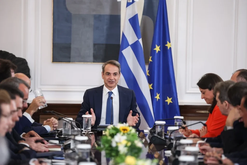 Συνέντευξη Μητσοτάκη στον Αντένα: Φρένο στον ανασχηματισμό, οι υπουργοί να «βουτούν τη γλώσσα στο μυαλό πριν μιλήσουν»