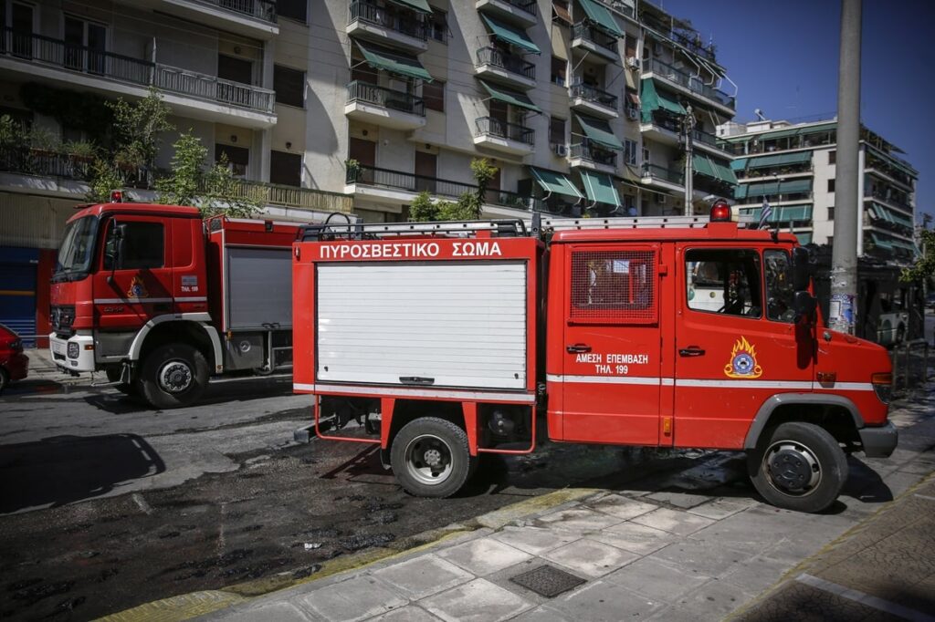 Πατήσια: Πυρκαγιά σε διαμέρισμα - Ανασύρθηκε γυναίκα χωρίς τις αισθήσεις της