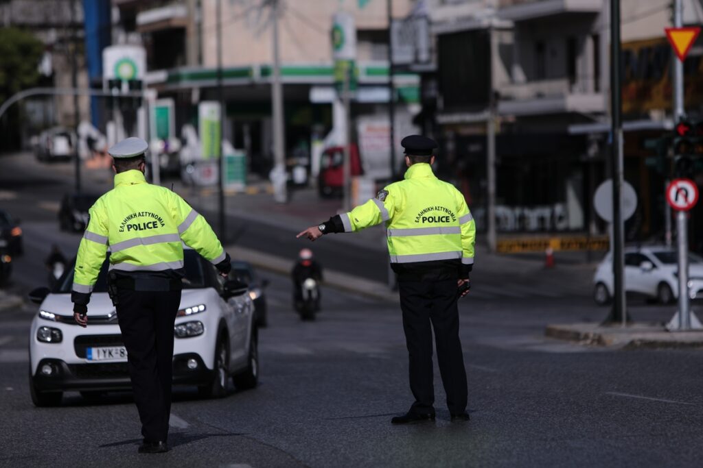 Πατήσια: Γρονθοκόπησαν αστυνομικό της Τροχαίας στο κεφάλι και το μάτι