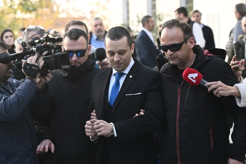 Δήμος Αθηναίων: Ορκίστηκε το νέο Δημοτικό Συμβούλιο - Με χειροπέδες ο Κασιδιάρης