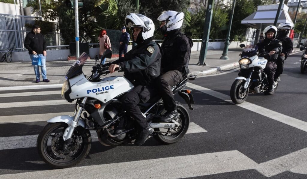 Ένταση έξω από την πρεσβεία της Τουρκίας - Σήκωσαν πανό κατά του Ερντογάν - Προσαγωγές από την αστυνομία