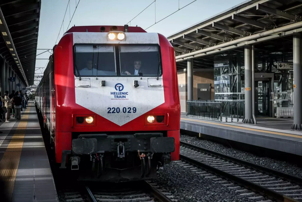 Τρένο της Hellenic Train έπεσε πάνω σε δέντρο στη Θεσσαλονίκη – Τραυματίστηκε ο μηχανοδηγός