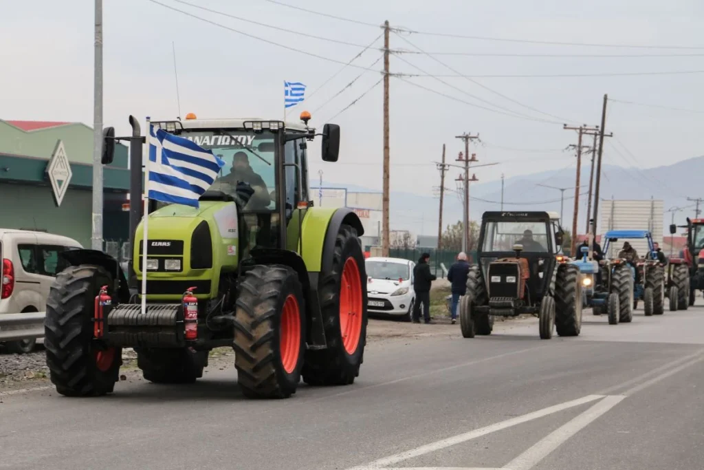 Τα τρακτέρ ζεσταίνονται και ετοιμάζονται - σε αναβρασμό οι αγρότες