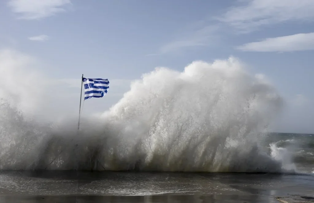 Κακοκαιρία: Ακύρωση δρομολογίων - Απαγορευτικό από τα λιμάνια του Πειραιά, της Ραφήνας και του Λαυρίου