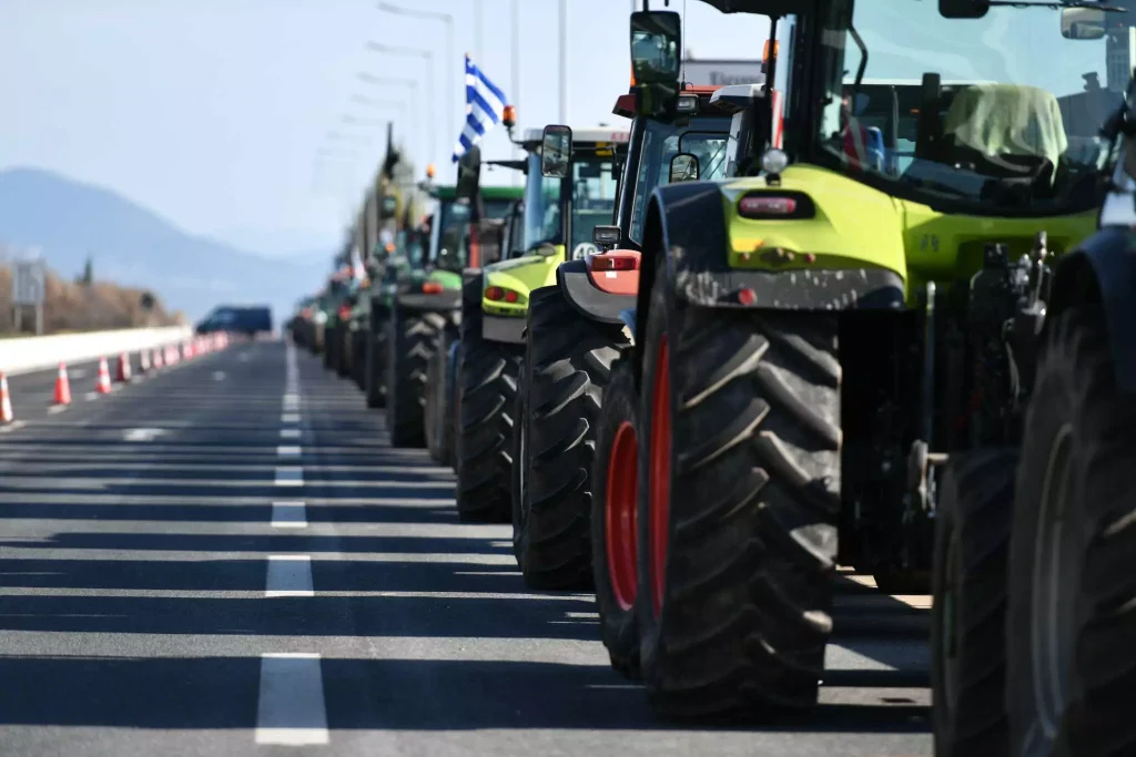 Αγροτικές κινητοποιήσεις στη Θεσσαλονίκη: Οι αγρότες απέκλεισαν για 8 ώρες την εθνική οδό Θεσσαλονίκης – Νέων Μουδανιών