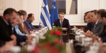 Μητσοτάκης στη συνάντηση με τους εκπροσώπους των αγροτών: Φθηνότερο ρεύμα για όλους τους αγρότες για 2+8 χρόνια και προκαταβολή του ΕΦΚ 40 εκατ. ευρώ στα τέλη Μαρτίου