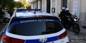 Εξάρχεια: Συνελήφθη άνδρας που «βοήθησε» τη σύντροφό του να αυτοκτονήσει κόβοντας τις φλέβες της