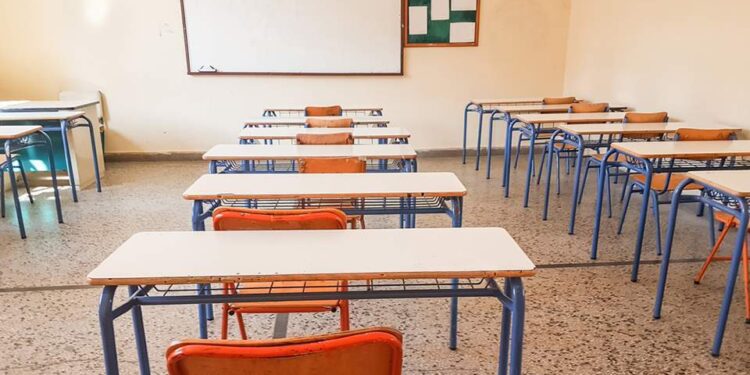 Απίστευτο επεισόδιο στο Αγρίνιο: 25χρονη μπήκε σε σχολείο και χτύπησε μαθήτρια με καρέκλα