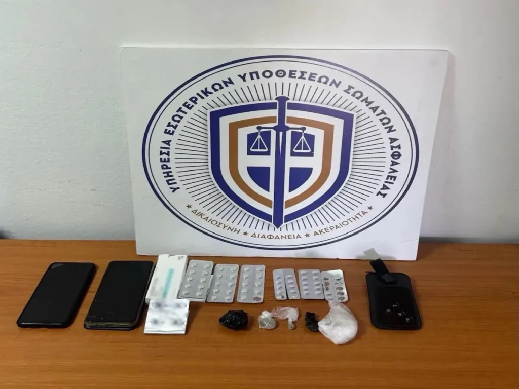 Συνελήφθη σωφρονιστικός υπάλληλος που προσπάθησε να «περάσει» ναρκωτικά στις φυλακές του Κορυδαλλού