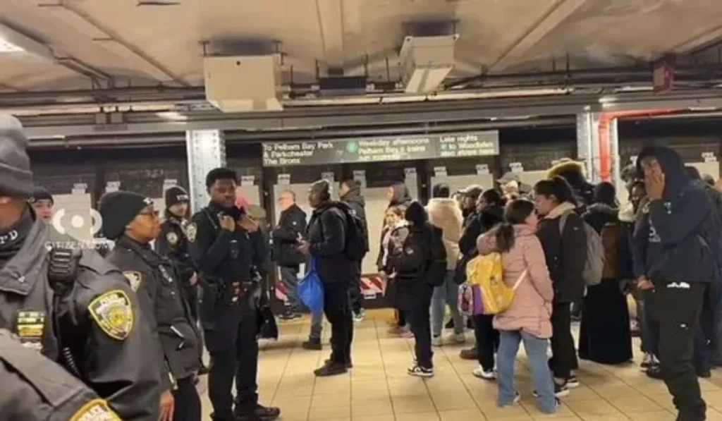 Σοκαριστική επίθεση στη Νέα Υόρκη: Απίστευτη επίθεση - Τον έσπρωξε την ώρα που περνούσε το μετρό και τον σκότωσε