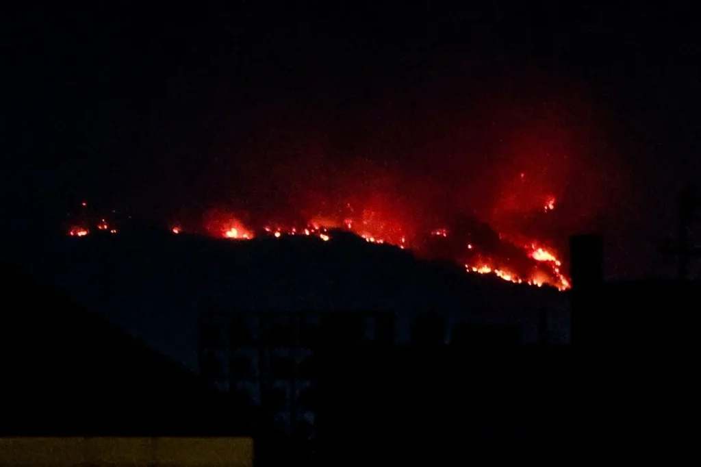 Φωτιά τα μεσάνυχτα στον Υμηττό