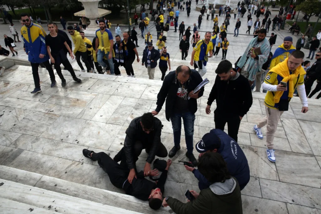 Σύνταγμα: Οπαδοί της Μακάμπι Τελ Αβίβ επιτέθηκαν και χτύπησαν άνδρα με παλαιστινιακή σημαία