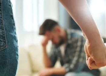 Βόλος: γυναίκα κακοποιούσε άνδρα και γιο
