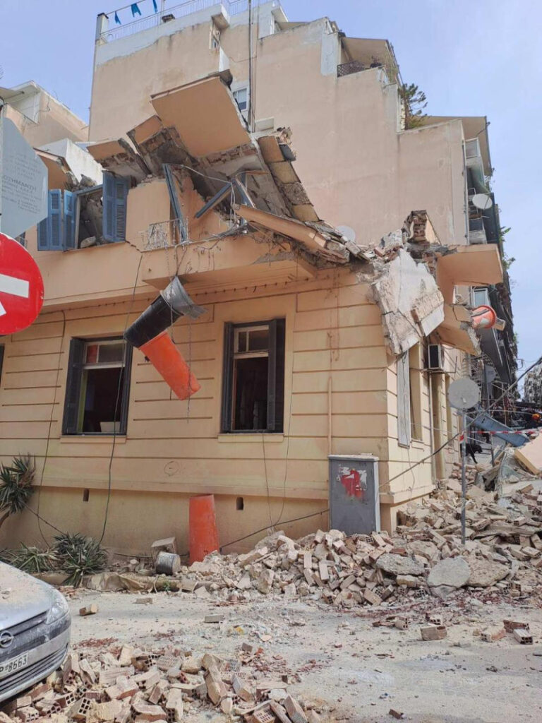 Πειραιάς: Κατέρρευσε κτήριο στο Πασαλιμάνι - Νεκρός 31χρονος αστυνομικός
