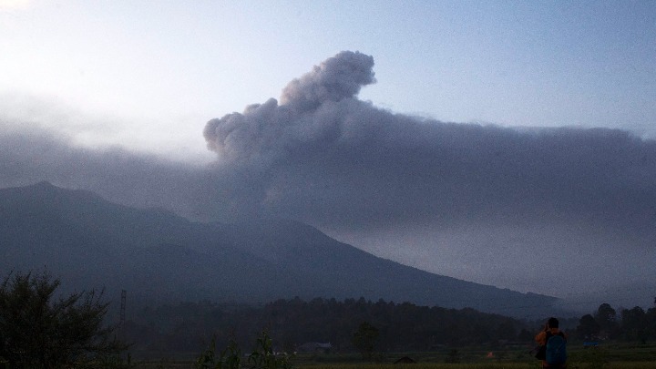 Ινδονησία: Έκρηξη ηφαιστείου - Εκκενώθηκαν περιοχές και έκλεισε αεροδρόμιο