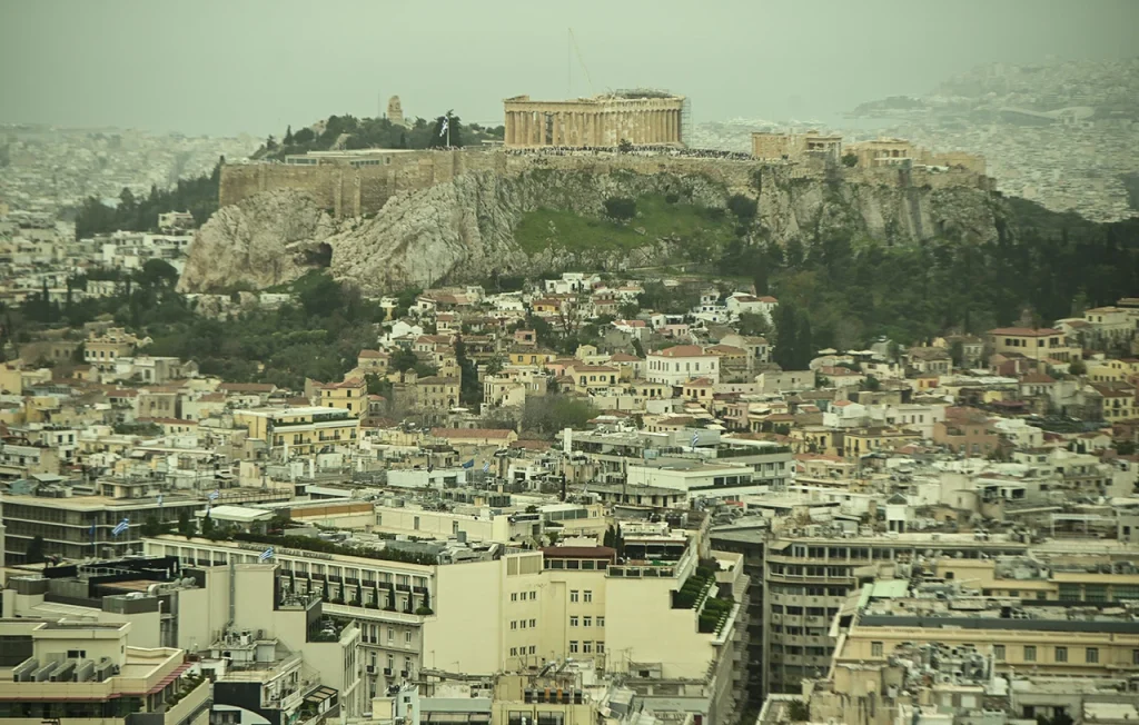 Η θερμοκρασία θα κυμανθεί από 9 έως 27 βαθμούς στη Βόρεια Ελλάδα (στη Δυτική Μακεδονία από 7 έως 22 βαθμούς), 13 έως 29 βαθμούς στην Κεντρική και Νότια Ελλάδα, 15 έως 24 βαθμούς στη Δυτική Ελλάδα (από 7 έως 21 βαθμούς στην Ήπειρο), 13 έως 24 βαθμούς στις Κυκλάδες, 10 έως 29 βαθμούς στην Κρήτη, 13 έως 27 βαθμούς στα νησιά του Ανατολικού Αιγαίου και από 17 έως 24 βαθμούς στα Δωδεκάνησα. Οι άνεμοι θα πνέουν στο Αιγαίο από νοτιοδυτικές διευθύνσεις ασθενείς έως σχεδόν μέτριοι 3-4 μποφόρ και τοπικά στο Νοτιοδυτικό Αιγαίο μέτριοι 5 μποφόρ, όπου βαθμιαία μετά το απόγευμα και από τα βόρεια θα στραφούν σε βορειοδυτικούς μέτριους 4-5 μποφόρ, ενώ στο Ιόνιο από βορειοδυτικές διευθύνσεις ασθενείς έως σχεδόν μέτριοι 3-4 μποφόρ. Ηλιοφάνεια με λίγες νεφώσεις περιμένουμε την Τρίτη στην Αττική. Η θερμοκρασία θα κυμανθεί από 16 έως 28 βαθμούς Κελσίου. Οι άνεμοι θα πνέουν από νοτιοδυτικές διευθύνσεις ασθενείς, που μετά το απόγευμα θα στραφούν σε βορειοδυτικούς ασθενείς έως σχεδόν μέτριους 3-4 μποφόρ και στο Σαρωνικό σε τοπικά μέτριους 5 μποφόρ. Ηλιοφάνεια με αραιές νεφώσεις περιμένουμε την Τρίτη στη Θεσσαλονίκη. Η θερμοκρασία θα κυμανθεί από 16 έως 26 βαθμούς Κελσίου. Οι άνεμοι στο Θερμαϊκό θα πνέουν από μεταβλητές διευθύνσεις ασθενείς και μετά το απόγευμα από βορειοδυτικές διευθύνσεις μέτριοι 4-5 μποφόρ.