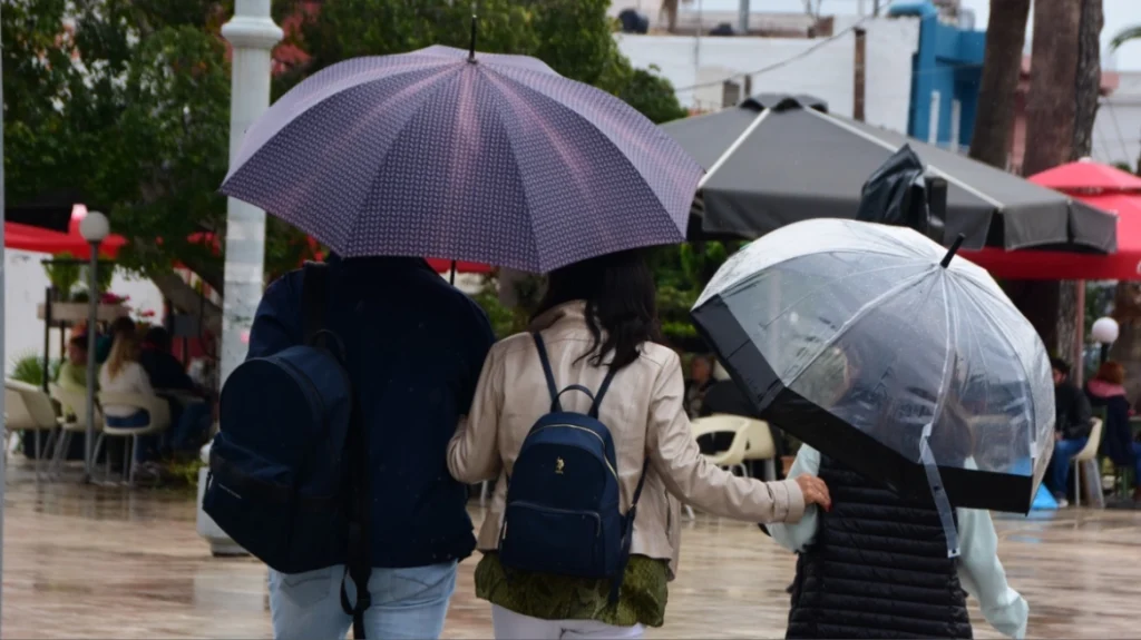 Κακοκαιρία: Πλημμύρισαν οι δρόμοι στην Καρδίτσα - Χιόνισε στο Πήλιο
