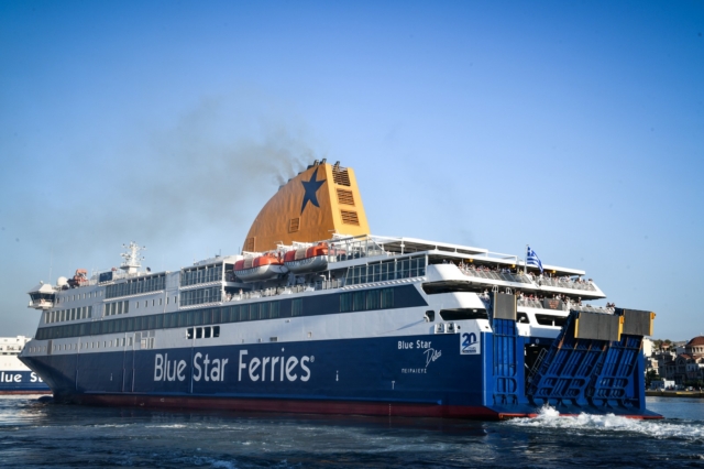 Πειραιάς: 71χρονη Γαλλίδα τουρίστρια έπεσε στη θάλασσα πριν τον απόπλου του Blue Star Naxos