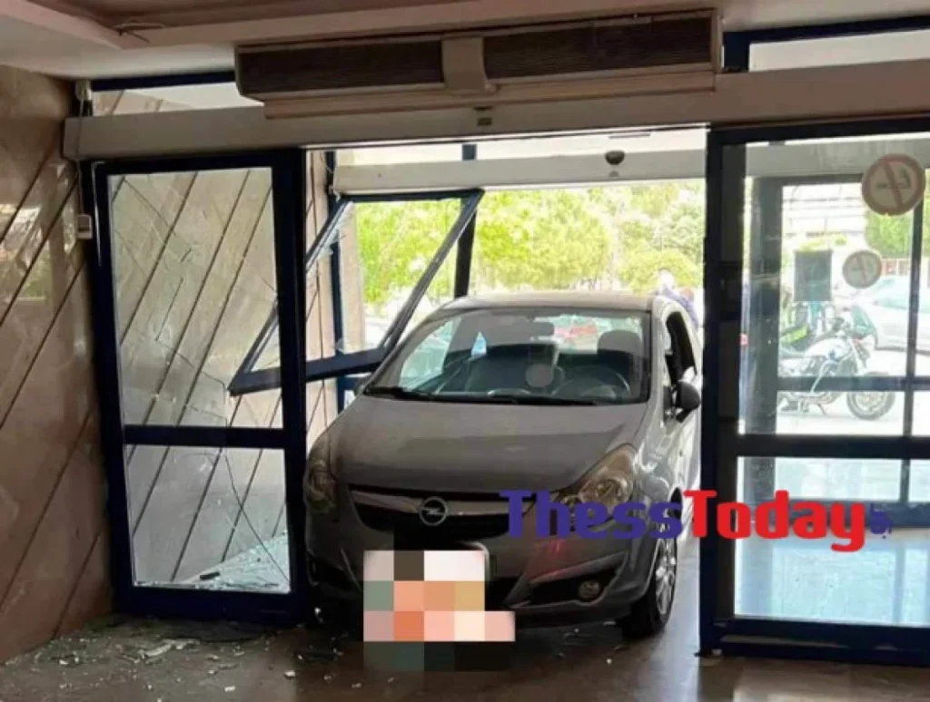 Θεσσαλονίκη: Αυτοκίνητο έπεσε στην τζαμένια είσοδο του Ιπποκράτειου Νοσοκομείου